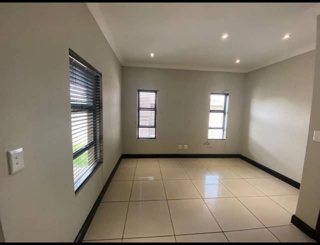 4 BEDROOM PROPERTY TO RENT IN VAN RIEBEECK PARK